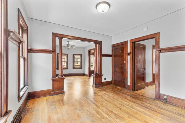 Building Photo - 926 E Locust St