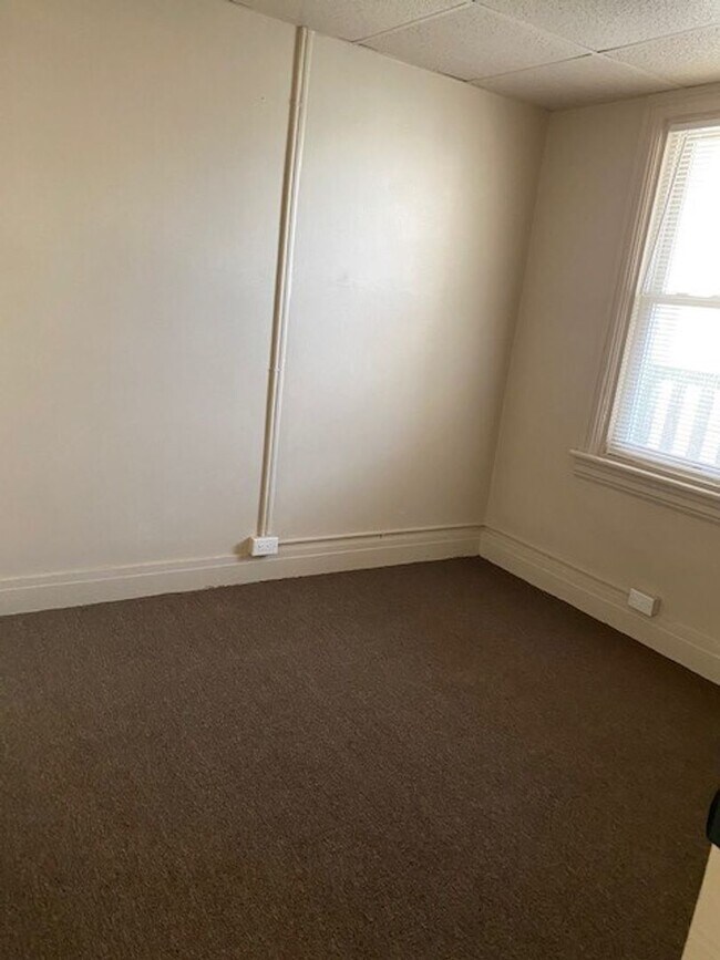 Building Photo - 3 Bedroom Home