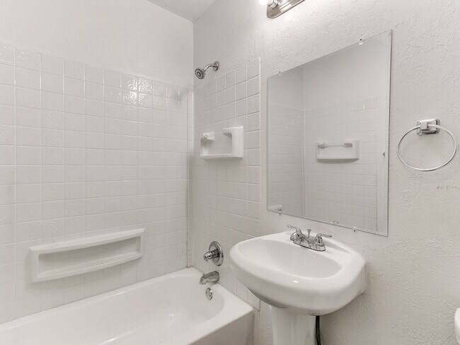 Building Photo - 1121 Bellevidere Dr