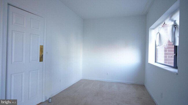 Building Photo - 10 E Lee St