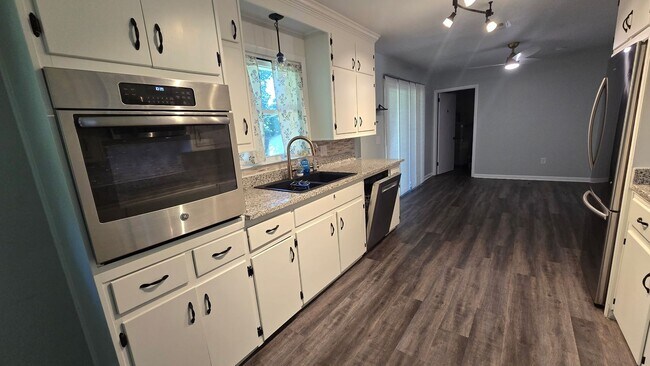 Building Photo - ***Newly Remodeled 3/2 Brick Rancher near WCU***