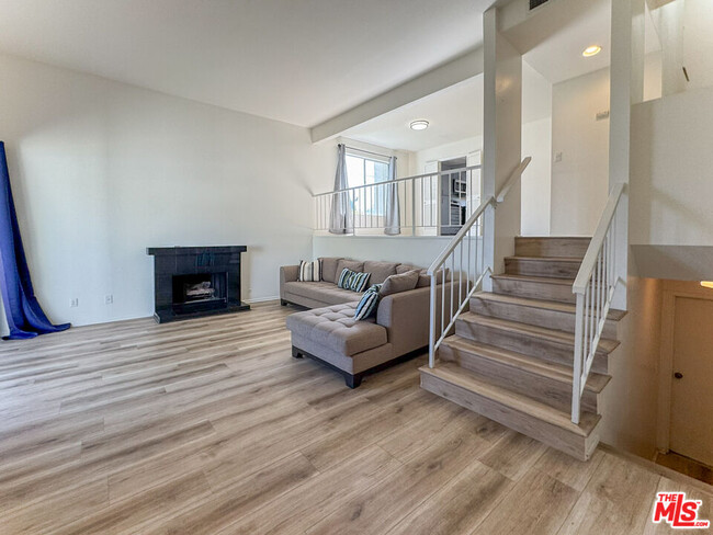 Building Photo - 11730 Moorpark St