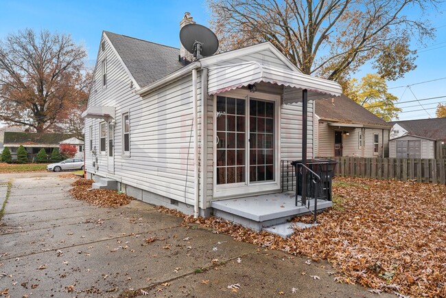 Building Photo - Beautifully maintained single-family home