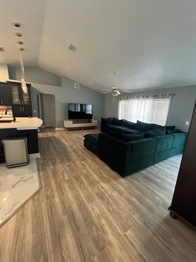 Building Photo - 701 SW Sarazen Ave