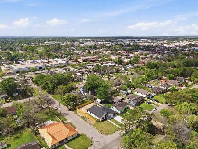 Building Photo - 7040 Kinney St