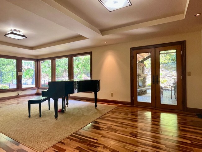 Building Photo - Luxury Estate Retreat in the Heart of Samm...