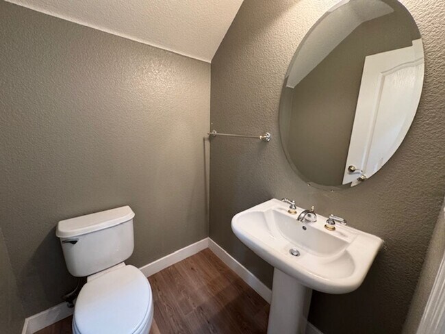 Building Photo - Gorgeous 5 bedroom + office, 4.5 bath Alam...