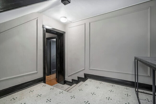 Building Photo - 1423 W Addison St