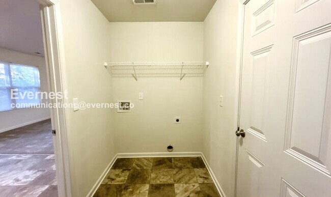 Building Photo - 3 Bed/3 Bath Home with Garage / Pet-Friendly / Available Now!