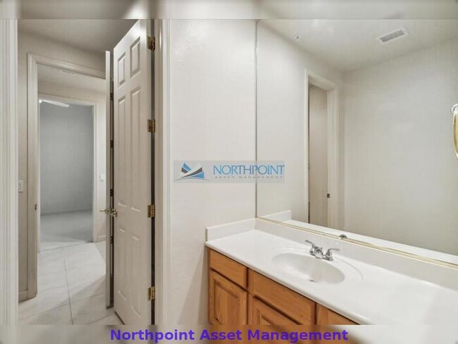 Building Photo - 4 bed, 3 bath in a Must-Have location