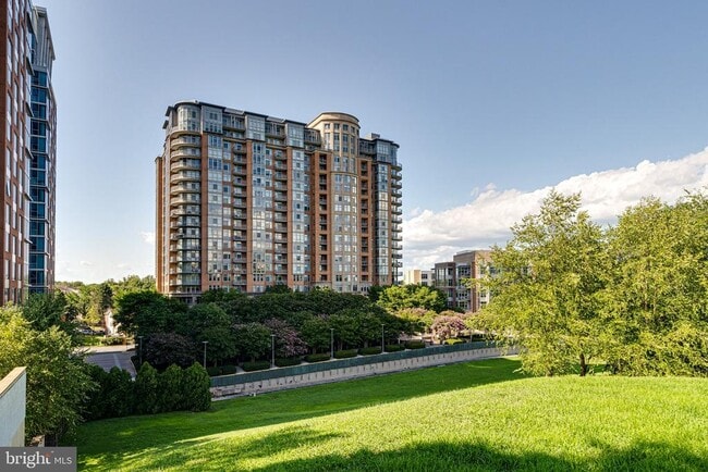 Building Photo - 8220 Crestwood Heights Dr
