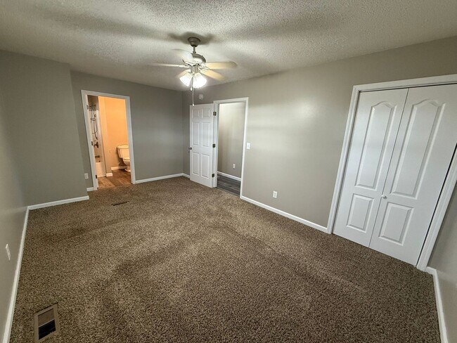 Building Photo - 114 Greenview Dr