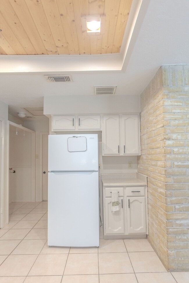 Building Photo - 9806 Cane Creek Dr