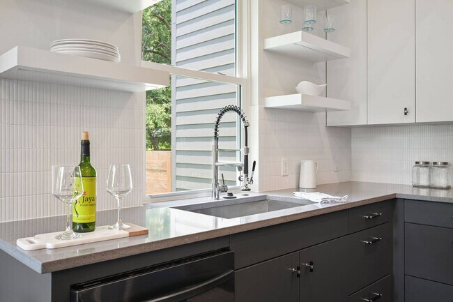 Building Photo - Premium Central Austin New Construction