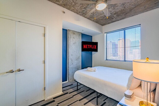 Building Photo - 333 E Roosevelt St