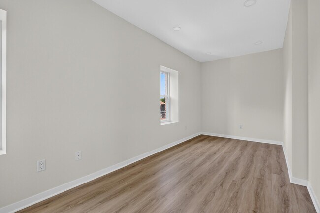 Building Photo - 2993 S Clement Ave