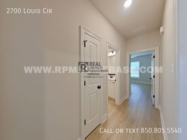 Building Photo - 2700 Louis Cir