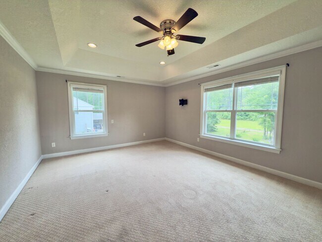 Building Photo - Newer Home