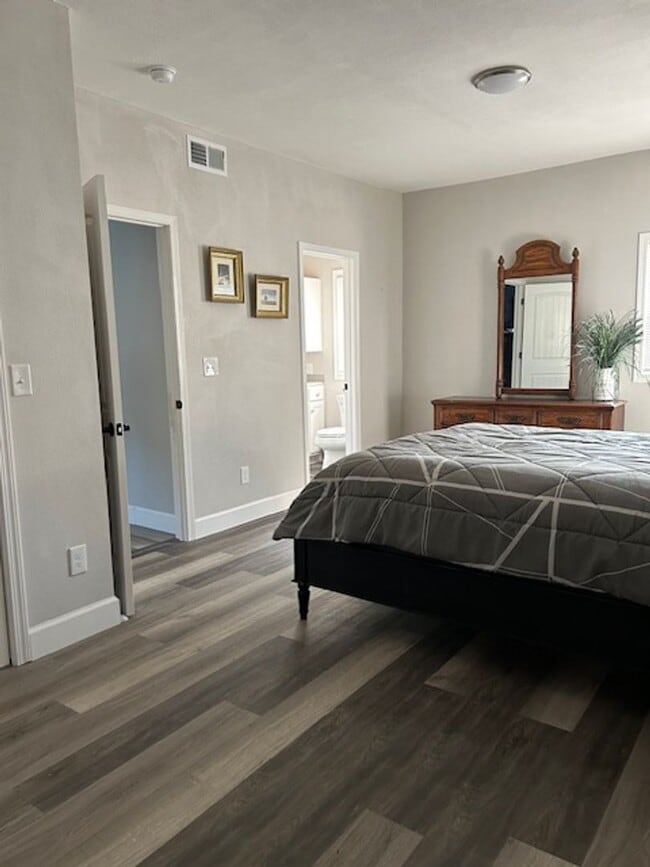Building Photo - Adorable One bed/One bath furnished house!
