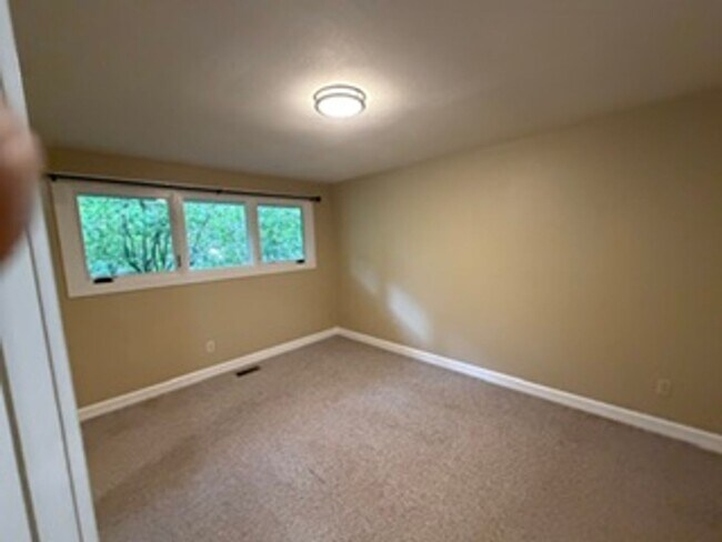 Building Photo - Charming, Spacious, Updated Home in Lake Oswego!