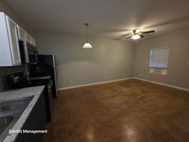 Building Photo - 1/1 House in the Country