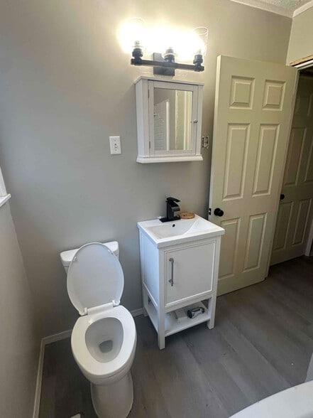 Building Photo - 877 Pontiac Ave