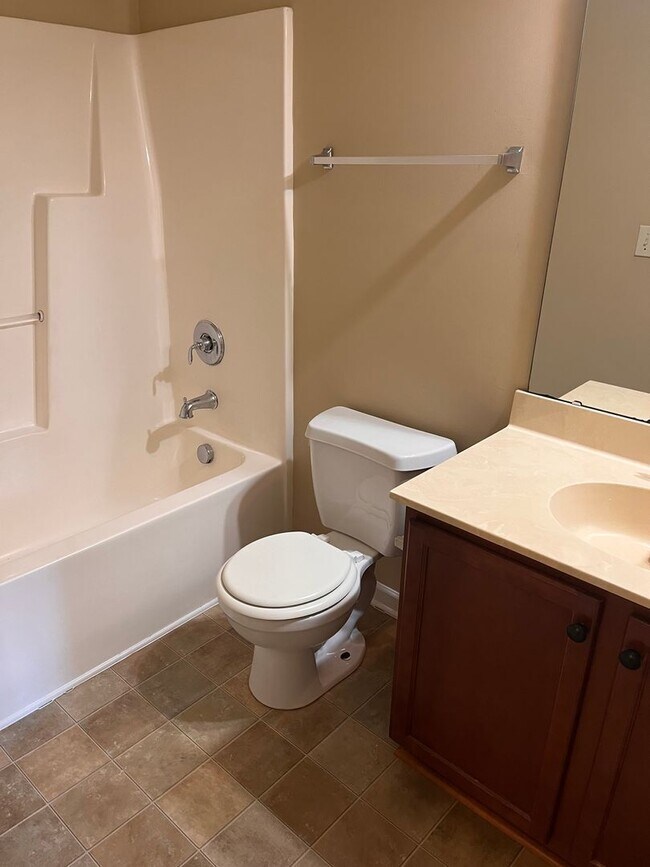 Building Photo - Lovely 3 Bedroom Townhouse in the desirabl...