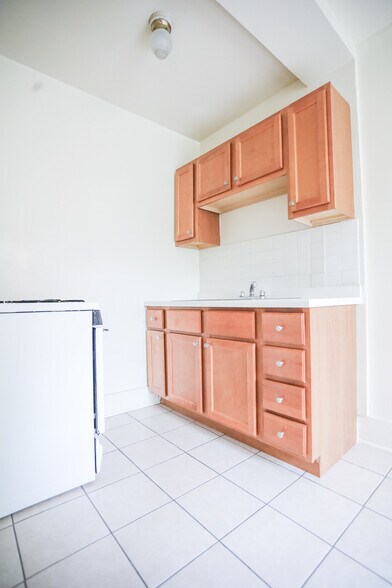 Primary Photo - 1111 W Roscoe St