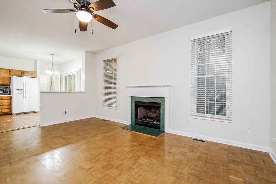 Building Photo - 813 Hanska Way