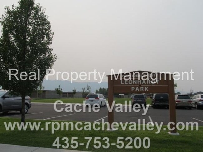 Building Photo - Pet Friendly, 2 br 1.5 bath Town home. Ava...