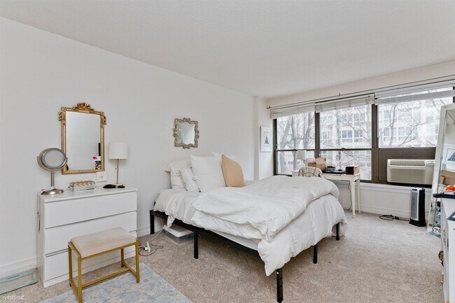 Building Photo - 2 br, 2 bath Condo - 2930 N Sheridan Rd Ap...
