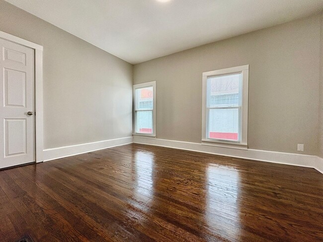 Building Photo - 822 W 4th St