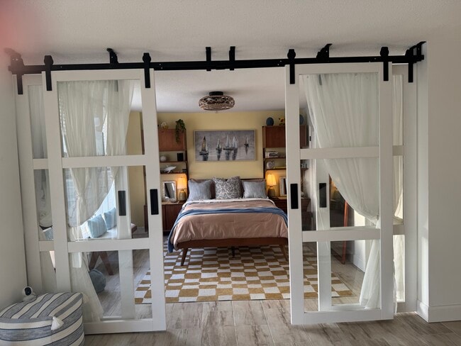 Building Photo - 1050 Hillsboro Mile