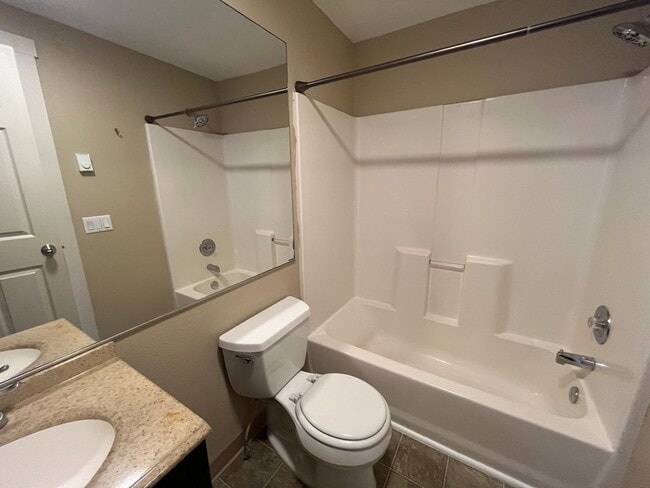 Building Photo - Updated and Bright 3 Bedroom 2 Bath Home in NE Portland (PDX/Columbia River)