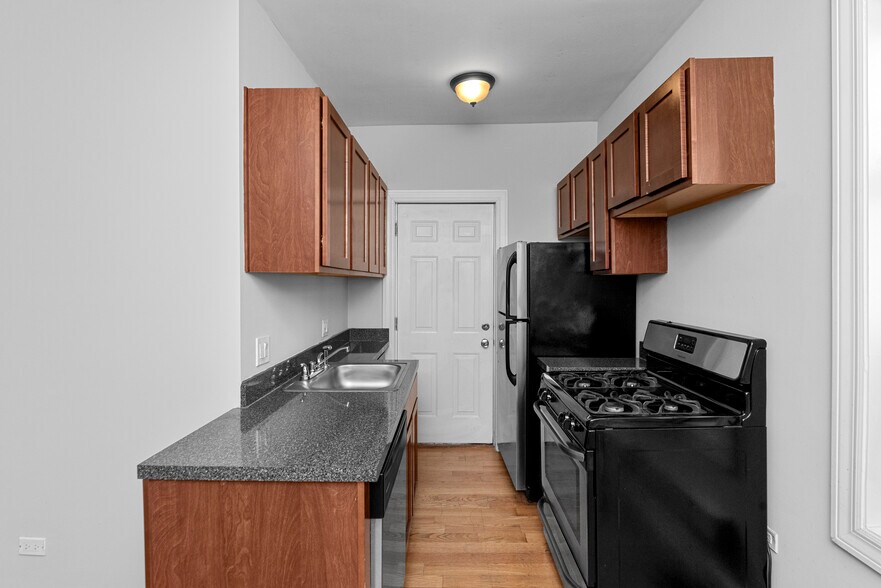 Building Photo - 3726 N Pine Grove Ave