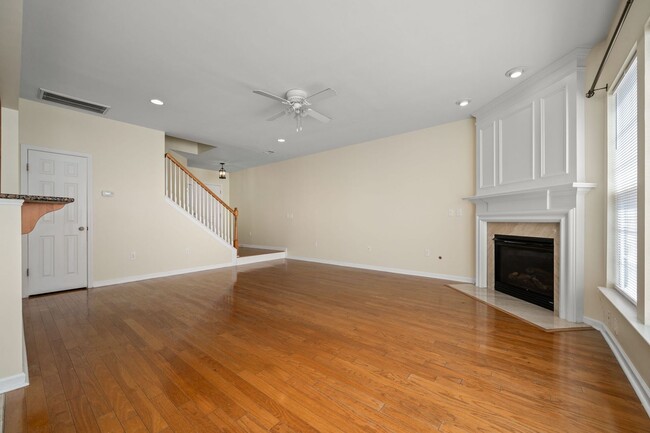 Building Photo - Creekside at Brentwood!