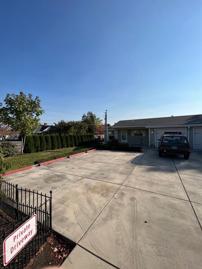 Building Photo - 2-bedroom 1-bathrroom Duplex