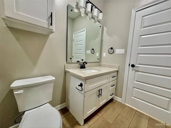 Building Photo - 913 E 13th St