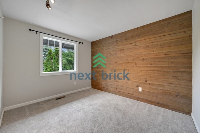 Building Photo - Move-In Ready 4 Bedroom Home in Prime Bellevue Location