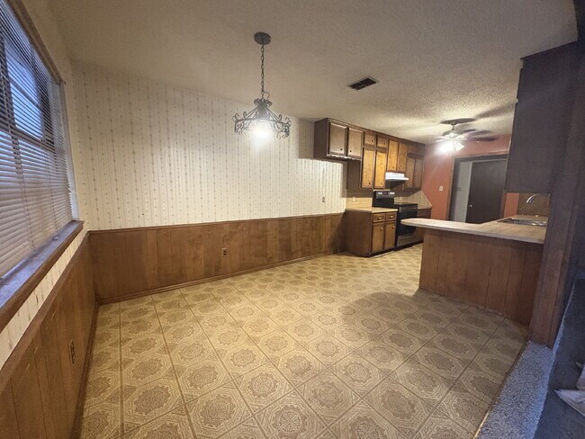 Building Photo - Move In Special For This Warm & Spacious L...
