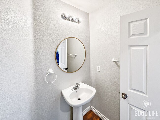 Building Photo - Great 4B/2.5BA House in Vista!