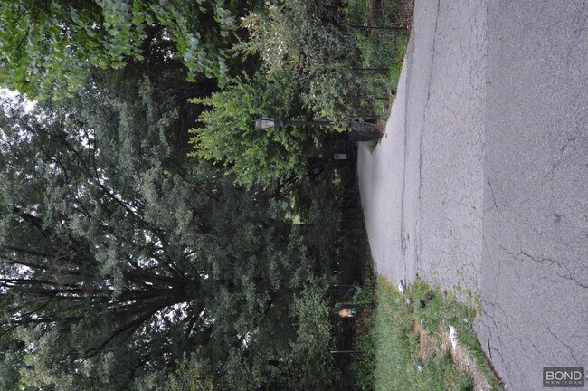 Building Photo - 200 Riverside Dr