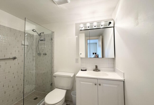 Building Photo - 2880 Lake Osborne Dr