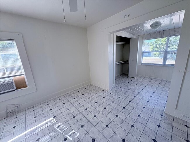 Building Photo - 2320 Crest Dr