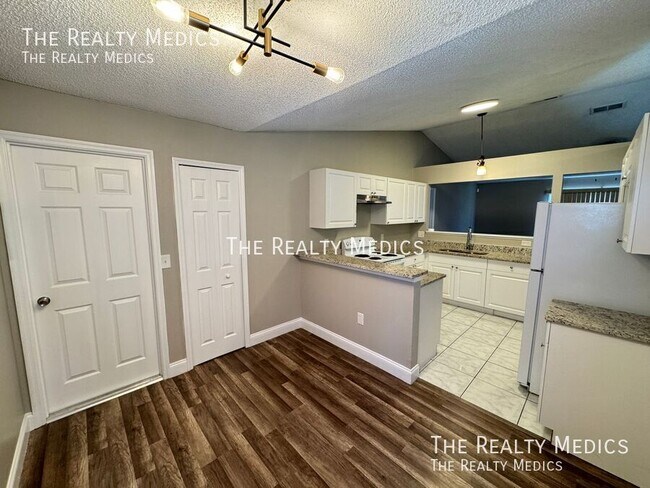 Building Photo - 313 Azincourt Ln