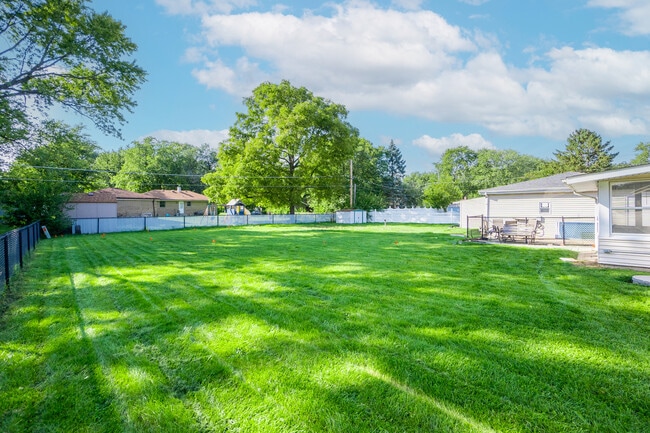 Building Photo - 815 Bronk Rd