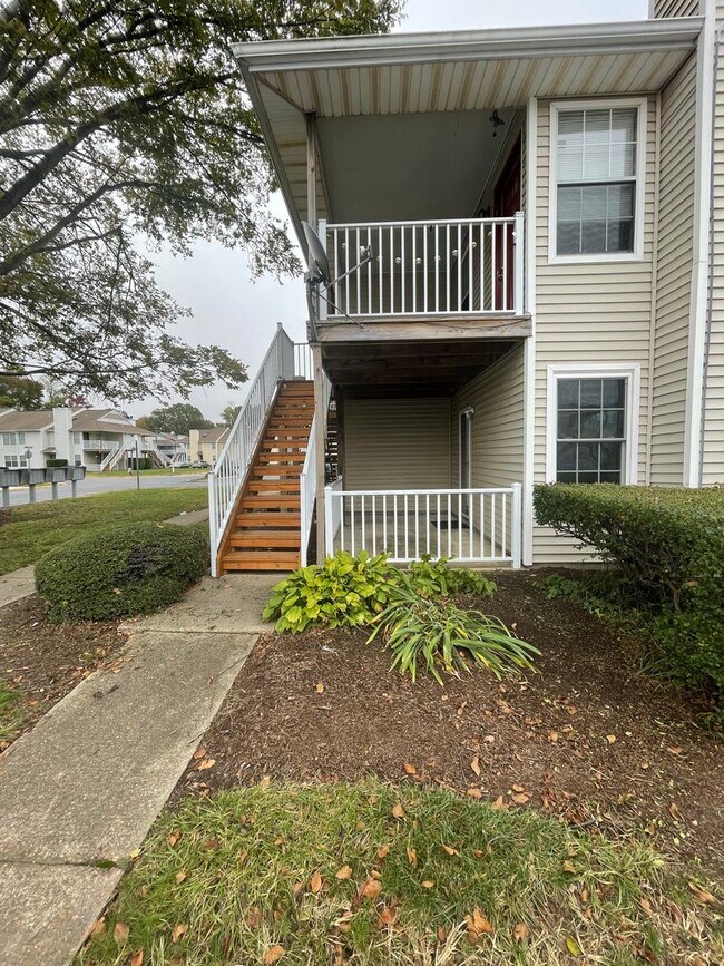 Building Photo - NEWPOINTE CONDO