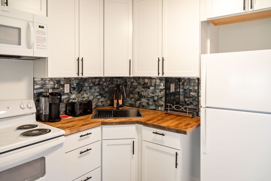 Kitchen - 2701 Barth Ave