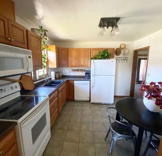 Building Photo - 615-617 Luther Dr