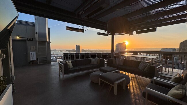 Building Photo - Urban Living with Iconic Views